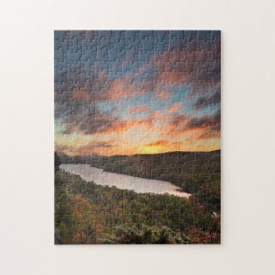 Lebhafter Sonnenaufgang über dem Wolkensee im Herb Puzzle