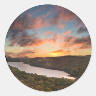 Lebhafter Sonnenaufgang über dem Wolkensee im Herb Runder Aufkleber