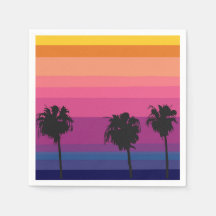 Lebhafter Sonnenuntergang im Ozean mit Silhouetten