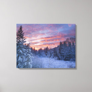 Lebhafter Sonnenuntergang malt den Himmel über wi Leinwanddruck