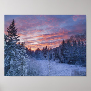 Lebhafter Sonnenuntergang malt den Himmel über win Poster