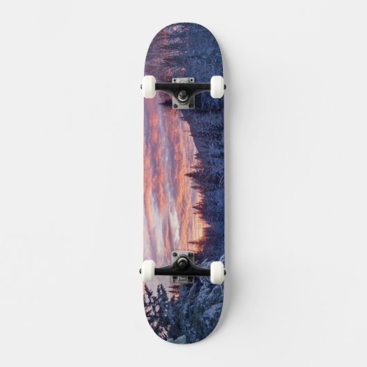 Lebhafter Sonnenuntergang malt den Himmel über win Skateboard (Vorderseite)