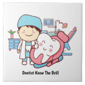 Lebhafter Zahnarzt mit dem Zahn Fliese (Vorderseite)