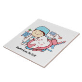 Lebhafter Zahnarzt mit dem Zahn Fliese (Seite)