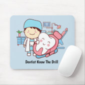 Lebhafter Zahnarzt mit dem Zahn Mousepad (Mit Mouse)