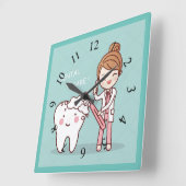 Lebhafter Zahnarzt mit dem Zahn Quadratische Wanduhr (Winkel)