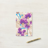 Lebhaftes Blumenmuster mit lila und blauem f Post-it Klebezettel (Auf Schreibtisch)