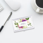 Lebhaftes Blut | Personalisierte Aquarellblume Visitenkarten Etui<br><div class="desc">Der elegante Inhaber der Visitenkarte mit Blumenbezug bietet ein Bouquet von Aquarellmalungen aus Rose und Pony in lebhaften Violett-Farbtönen lila,  Rosa und Grün. Ihr Name und/oder Firmenname wird in der Mitte in moderner Schrift auf einem weißen rechteckigen Element angezeigt.</div>