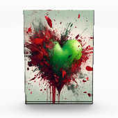 Lebhaftes grünes Herz mit rauschenden roten Petale Fotoblock (Vorderseite)