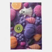Lebhaftes Halloween Candy and Fruit Flat-Lay Geschirrtuch (Vertikal)