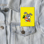 Lebhaftes Kaninchen mit großer Karotte Button (Insitu)