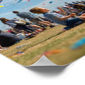 Lebhaftes Kite Festival - Kites Oben, Crowd Unterh Poster (Ecke)