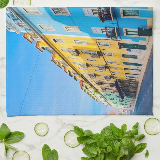 Lebhaftes Küchentuch Lissabon, Portugal Straßen (Gefaltet)