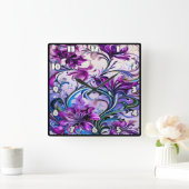 Lebhaftes Lila Blumendesign auf elegantem Hintergr Quadratische Wanduhr (Zuhause)