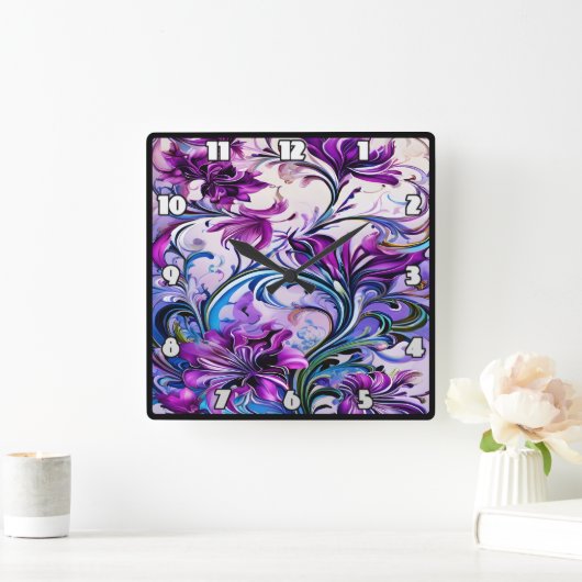 Lebhaftes Lila Blumendesign auf elegantem Hintergr Quadratische Wanduhr (Zuhause)