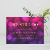 Lebhaftes Magenta Bokeh Lights Hochzeitstag Einladung (Stehend Vorderseite)