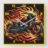 Lebhaftes Motorrad mit lebhaften Flammen bei Dämme Quadratische Wanduhr (Vorderseite)