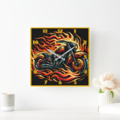 Lebhaftes Motorrad mit lebhaften Flammen bei Dämme Quadratische Wanduhr (Zuhause)