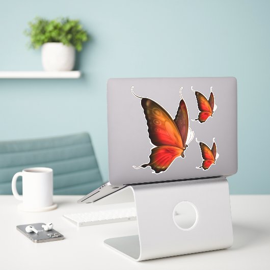 Lebhaftes Orange Butterfly-Set mit kundenspezifisc Aufkleber (Laptop auf Schreibtisch)