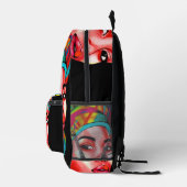 Lebhaftes Portrait mit farbenfroher Kopfbedeckung Bedruckter Rucksack (Rechts)