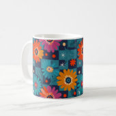 Lebhaftes Retro-Blumenmuster mit Aquamarinen Quadr Kaffeetasse (Vorderseite Links)