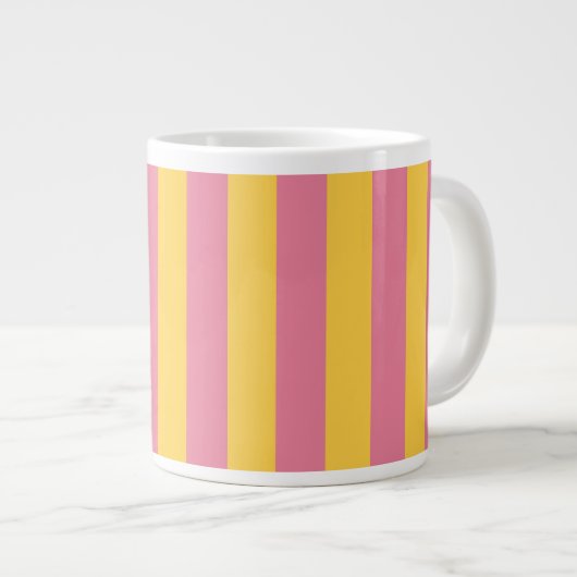 Lebhaftes rosa und gelbes vertikal gestreiftes Mus Jumbo-Tasse (Vorderseite Rechts)