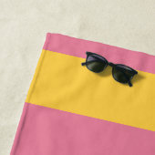Lebhaftes rosa und gelbes vertikal gestreiftes Mus Strandtuch (Beispiel)