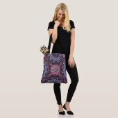 Lebhaftes rosa und Lila Mandala-Webmuster Tasche (Am Model)