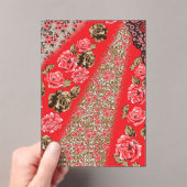 Lebhaftes rotes Gewebe, mit viel Blumen und Acryleinladungen (Insitu (Handheld))