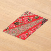 Lebhaftes rotes Gewebe, mit viel Blumen und Acryleinladungen (Ablage )