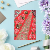 Lebhaftes rotes Gewebe, mit viel Blumen und Acryleinladungen (In Situ (Hochzeit))