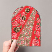 Lebhaftes rotes Gewebe, mit viel Blumen und Acryleinladungen (Insitu (Handheld))