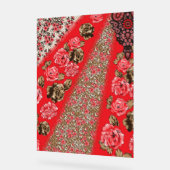 Lebhaftes rotes Gewebe, mit viel Blumen und Acrylschild (Winkel)