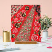 Lebhaftes rotes Gewebe, mit viel Blumen und Acrylschild (Hochzeit)