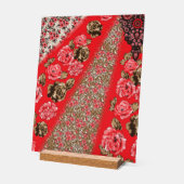 Lebhaftes rotes Gewebe, mit viel Blumen und Acrylschild (Winkel)