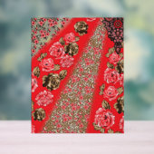 Lebhaftes rotes Gewebe, mit viel Blumen und Acrylschild (Neutral)