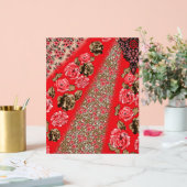 Lebhaftes rotes Gewebe, mit viel Blumen und Acrylschild (Hochzeit)