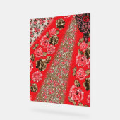 Lebhaftes rotes Gewebe, mit viel Blumen und Acrylschild (Winkel)