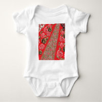 Lebhaftes rotes Gewebe, mit viel Blumen und