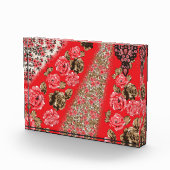 Lebhaftes rotes Gewebe, mit viel Blumen und Fotoblock (Rechts)