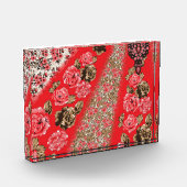Lebhaftes rotes Gewebe, mit viel Blumen und Fotoblock (Links)