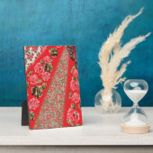 Lebhaftes rotes Gewebe, mit viel Blumen und Fotoplatte (Seite)