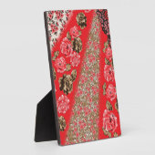 Lebhaftes rotes Gewebe, mit viel Blumen und Fotoplatte (Seite)