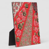 Lebhaftes rotes Gewebe, mit viel Blumen und Fotoplatte (Seite)