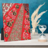 Lebhaftes rotes Gewebe, mit viel Blumen und Fotoplatte (Seite)