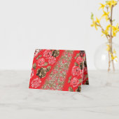 Lebhaftes rotes Gewebe, mit viel Blumen und Karte (Gelbe Blume)