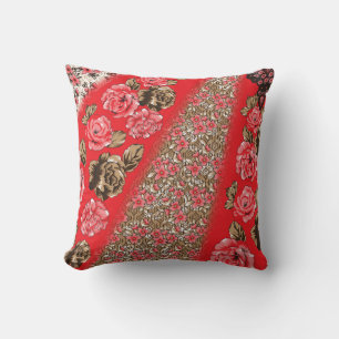 Lebhaftes rotes Gewebe, mit viel Blumen und Kissen