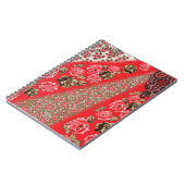 Lebhaftes rotes Gewebe, mit viel Blumen und Notizblock (Linke Seite)