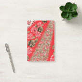 Lebhaftes rotes Gewebe, mit viel Blumen und Post-it Klebezettel (Büro)