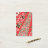 Lebhaftes rotes Gewebe, mit viel Blumen und Post-it Klebezettel (Auf Schreibtisch)